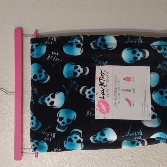 HALLOWEEN OMBRE BLUE SKULL ULTRA PLUSH THROW LUV BETSEY BY BETSEY JOHNSON - Picture 2 of 10